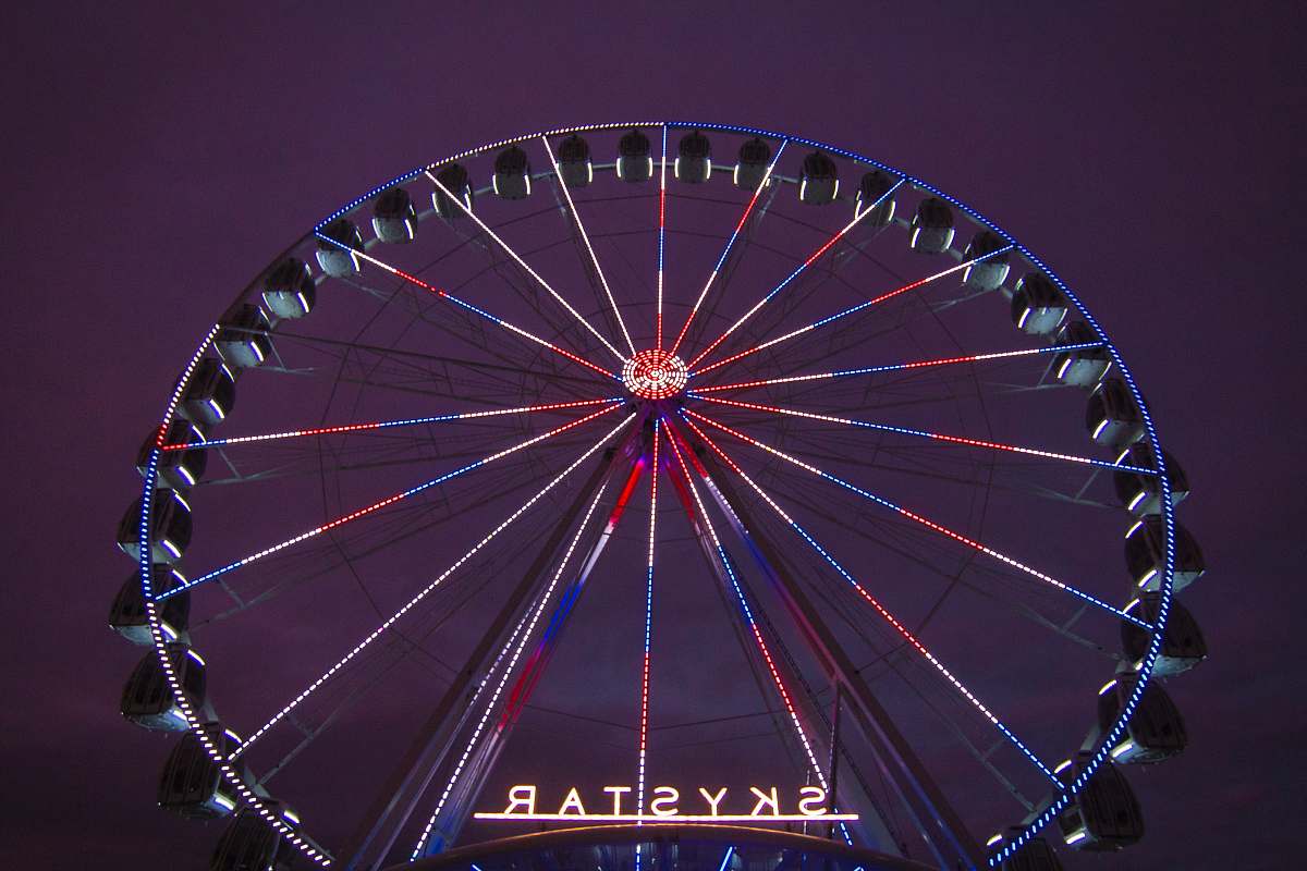 cincinnati blue and red Skystar ferris wheel amusement park